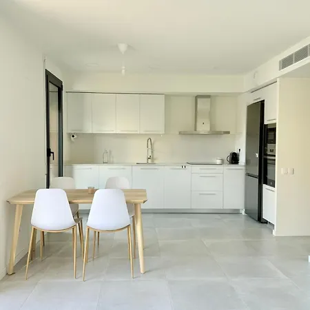 New And Bright Apartment, 2min From The * 卡拉费尔