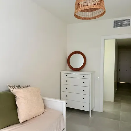 New And Bright Apartment, 2min From The * 卡拉费尔