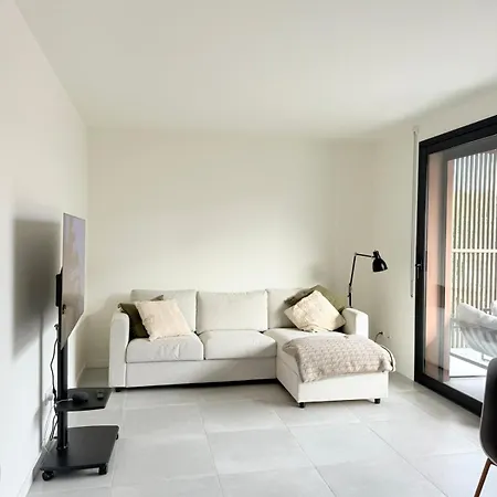 New And Bright Apartment, 2min From The