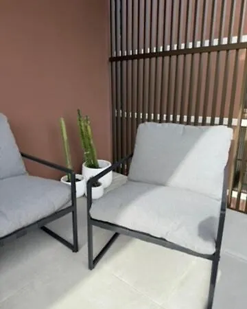 New And Bright Apartment, 2min From The * 卡拉费尔