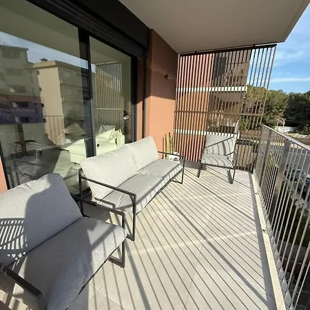 New And Bright Apartment, 2min From The * 卡拉费尔