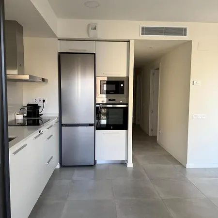 New And Bright Apartment, 2min From The 卡拉费尔